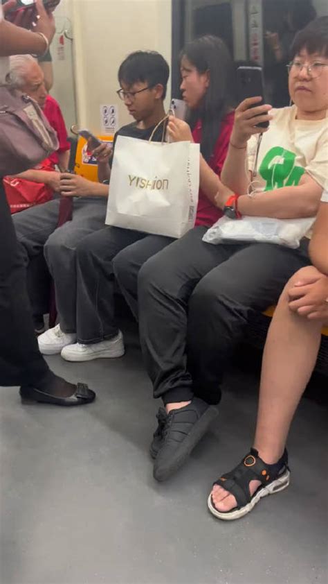 7月11日，辽宁沈阳，乘客坐地铁爱心座被老人拽起……|地铁|辽宁省|沈阳市_新浪新闻