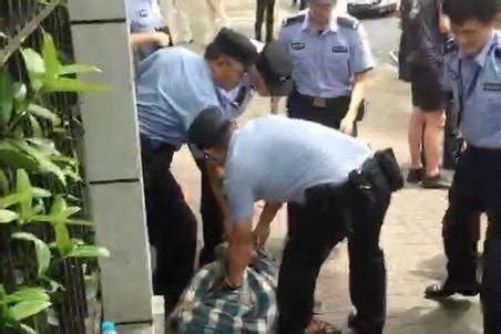 上海一男子校门口持刀砍人，行凶者一定要严惩