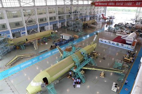五架ARJ21-700飞机同时汇聚总装制造车间--中国数字科技馆
