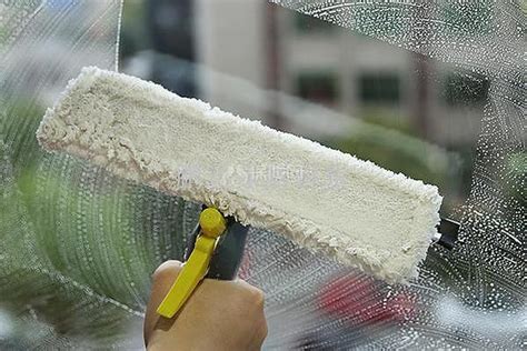 怎么擦玻璃可以更加干净 自己擦玻璃可用什么技巧,行业资讯-中玻网