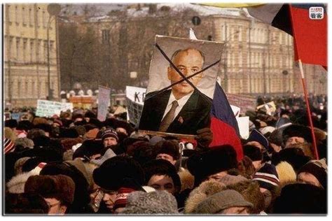 1991年12月25日，戈尔巴乔夫宣布辞去苏联总统职务，苏联正式解体_凤凰网视频_凤凰网