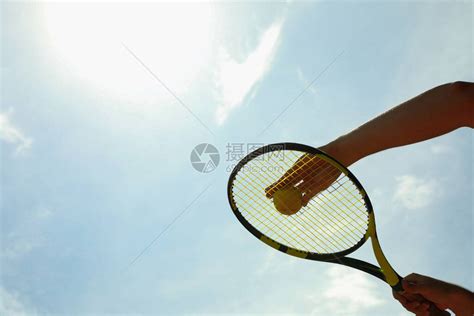 人握着电击和球对着天空高清图片下载-正版图片504026025-摄图网