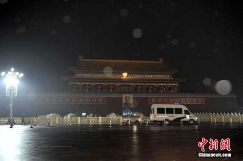 北京大雨瓢泼彻夜不断，市民被雨打醒！2座地铁站封闭、175条公交有调整！目前这里下得最大