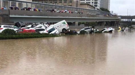郑州京广隧道排水现场：被淹汽车露出水面，数十辆车堆叠在路面-新闻频道-和讯网