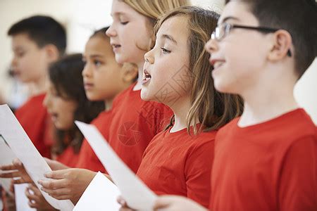 群学校的孩子合唱里唱歌高清图片下载-正版图片300433942-摄图网