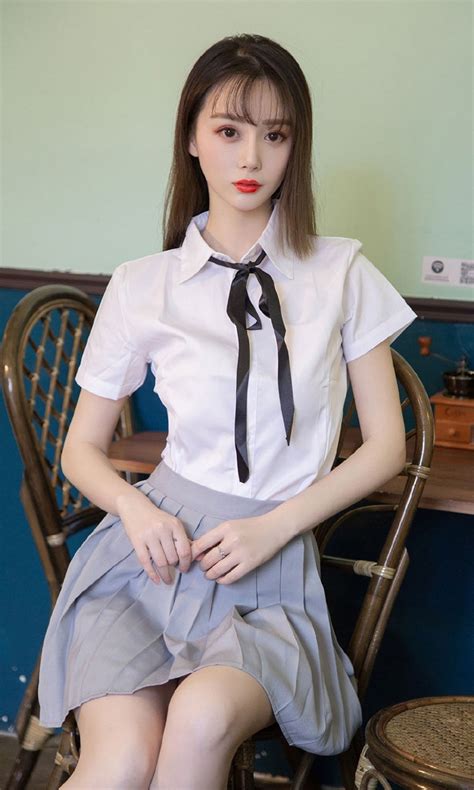 女孩摄影：坐在椅子上的白丝JK制服美少女|美少女|制服|可爱_新浪新闻