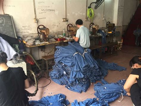 实拍牛仔裤做旧的制作过程，工人们用生命在工作|牛仔裤|工人|工艺_新浪新闻