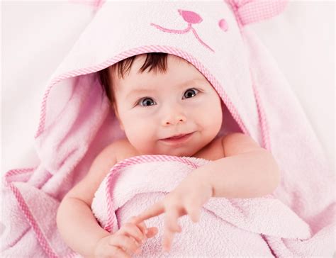 一个襁褓中的新生女婴照片摄影图片_ID:148461451-Veer图库