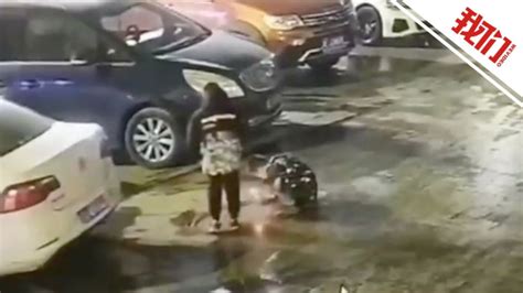 惊险瞬间：小孩往下水道井盖里扔鞭炮 井盖炸飞砸中车辆污秽物溅在车身_腾讯视频