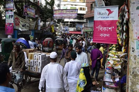 实拍孟加拉国最富有的城市，人力车很拥挤，网友：像我们的农村_腾讯视频