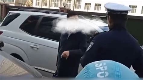 交警处罚违停车辆却遭车主怒怼：小孩，看给你傲的，你叫什么名字_凤凰网视频_凤凰网