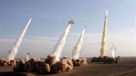 多枚伊朗导弹发射，沙特军舰在港口被击沉__财经头条