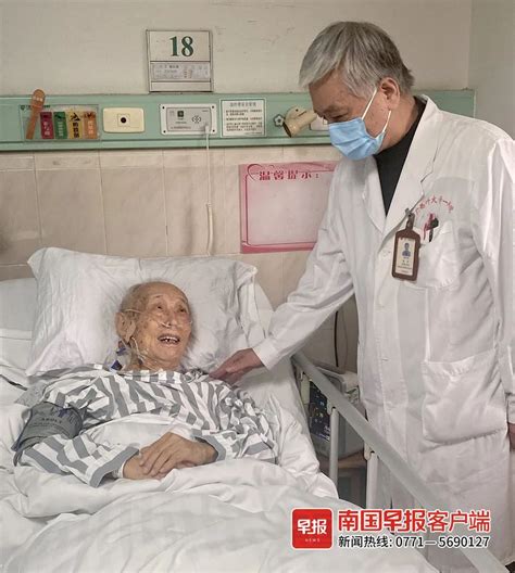 80岁医生给92岁病人取结石，这场“172岁”的手术太励志！