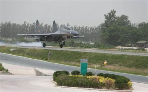 两架米格21战斗机或军用飞机在跑道上的空中飞行pov。飞机编队加速和起飞。视频素材_ID:VCG42N1356822653-VCG.COM