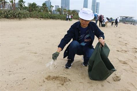 厦门会展大“净滩”：500米沙滩捡起100斤垃圾_大闽网_腾讯网