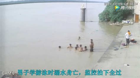 男子学游泳时溺水，一群人看着他在眼前消失，监控拍下全过程_腾讯视频