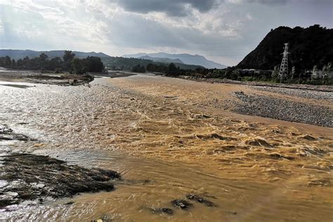 8月8日洛河水文实地观测，水流量依然较大，河道里有未打捞的汽车