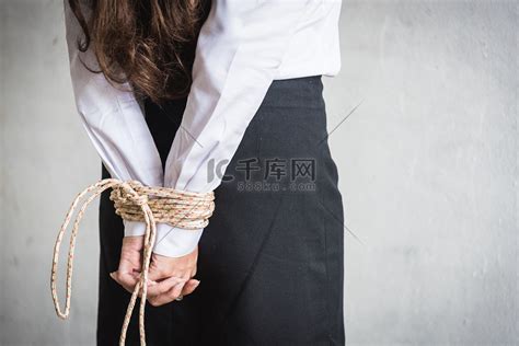 年轻女性双手用绳子绑住手腕高清摄影大图-千库网
