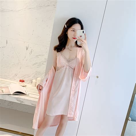 头像温柔睡袍女生图片