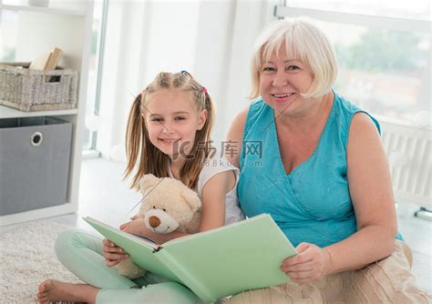 奶奶给小孙女看书高清摄影大图-千库网