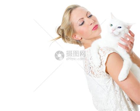 年轻女人抓着白猫夫妻宠物眼睛动物抹布胡须庇护所拥抱头发感情高清图片下载-正版图片321297303-摄图网