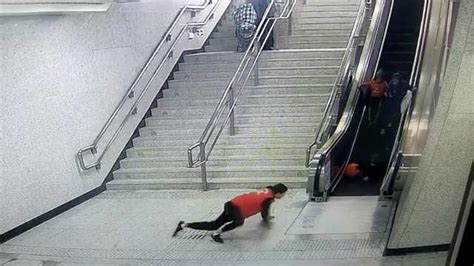 老人地铁站内乘扶梯摔倒滚落……紧急时刻，辅警按下急停按钮！