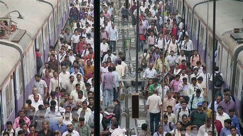 印度马哈拉施特拉邦孟买，人们在教堂门站行走视频素材_ID:VCG42465302451-VCG.COM