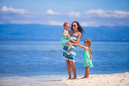 荒岛热带海滩上的小女孩和年轻母亲女士乐趣情调享受异国女孩家庭幸福成人假期高清图片下载-正版图片322080432-摄图网