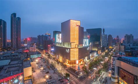 郑州高新区商圈朗悦公园茂购物广场LED大屏广告高清大图