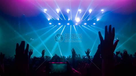 快乐的人在夜总会DJ派对音乐会上跳舞高清图片下载-正版图片506573908-摄图网