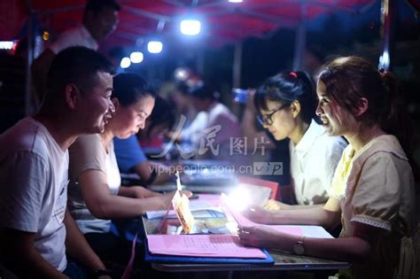湖北通城：夜场招聘会促就业-人民图片网