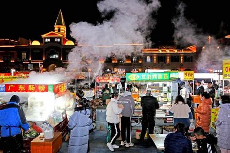 新疆哈密：冬日夜市热气腾腾-人民图片网