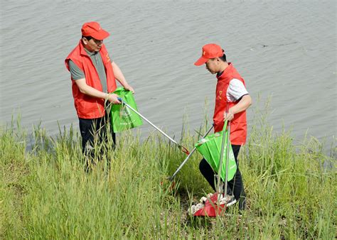 清理河岸垃圾 助力“七清”活动 - 达州日报网