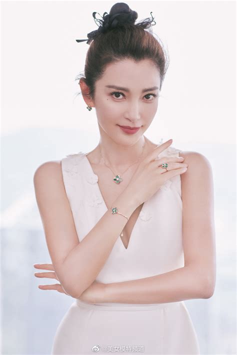 熊黛林秀美背图片
