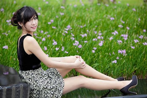 甜美女生草地头像图片