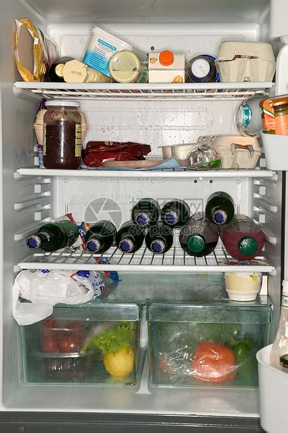 女人从冰箱里拿出食物高清图片下载-正版图片503824683-摄图网