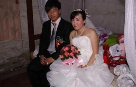 18岁小新娘在家人要求下，嫁给19岁小新郎，婚礼时一脸茫然