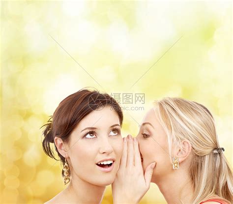 友谊,幸福人的两个微笑的女人窃窃私语高清图片下载-正版图片300824410-摄图网