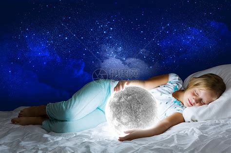 晚安女孩躺床上,手里着月亮高清图片下载-正版图片300192881-摄图网