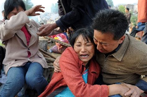 武汉学子带伤救人献身 获救女孩昨日流泪认“父母”_湖北频道_凤凰网