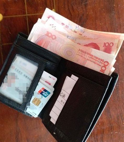 监控镜头下：女子把钱拿走后将钱包放回原处_澎湃号·媒体_澎湃新闻-The Paper