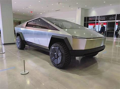 特斯拉首款皮卡实车曝光，用不锈钢外壳，外观很科幻时尚-新浪汽车