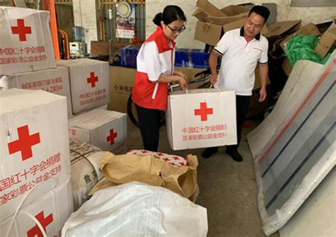 救灾物资运抵宜宾长宁震区 民众免费领取食品和水