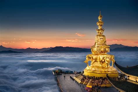 峨眉山金顶，也称华藏寺，是峨眉游山的终点