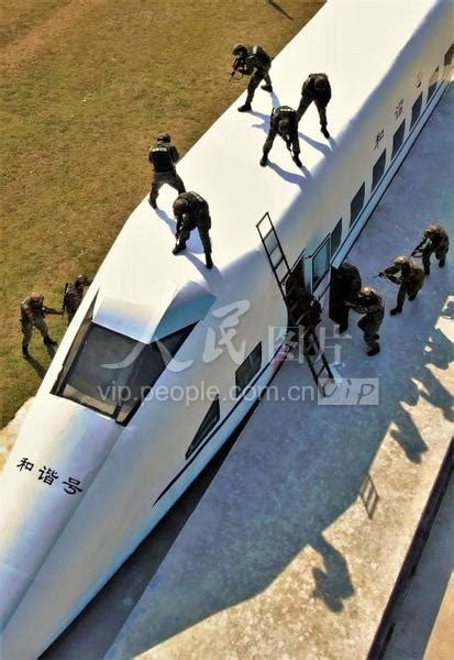 广西桂林：武警特战队员开展反劫持演练-人民图片网