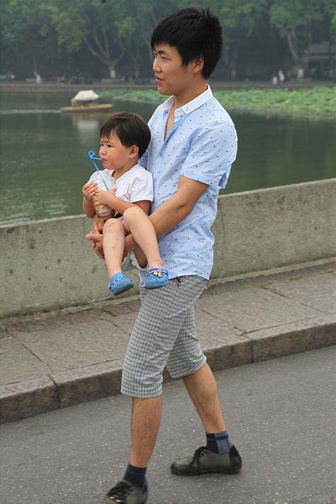 老爸抱孩子的姿势 果断不同凡响啊-边走边拍-手机随手拍-杭州19楼
