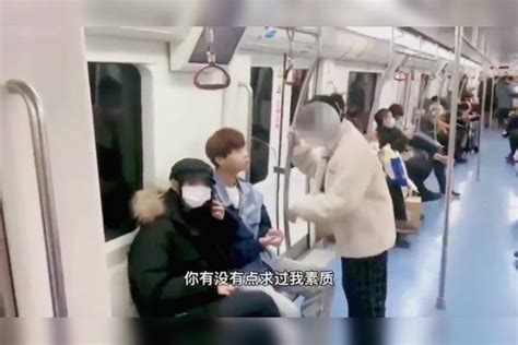 地铁上小伙被要求让座，老太太话说的难听，小伙也不是善茬！