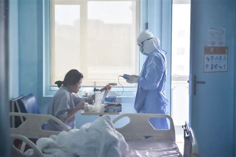感染新冠治愈护士长:医生果断调整用药是关键_凤凰网视频_凤凰网