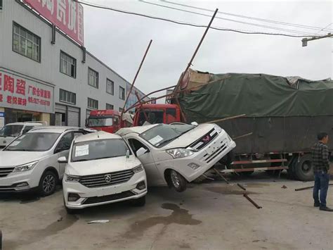 安徽阜南县焦陂路口三车发生碰撞 一司机被困_安徽频道_凤凰网