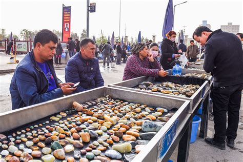 新疆和田玉石摆摊卖，像“菜市场”可讨价，一块开价却高达上千万__凤凰网